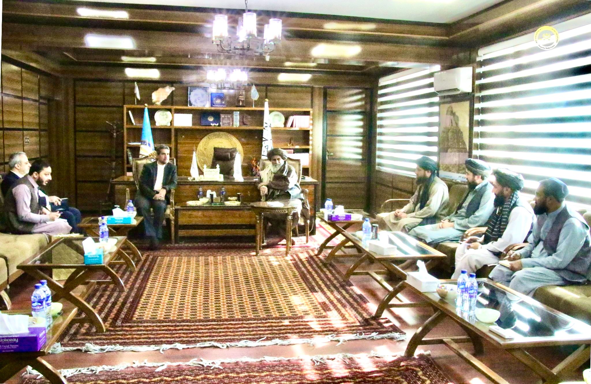 ننګرهار کې د طالبانو والي د ایران له قونسل سره د سوداګریزو اړیکو پر پیاوړتیا غږېدلی