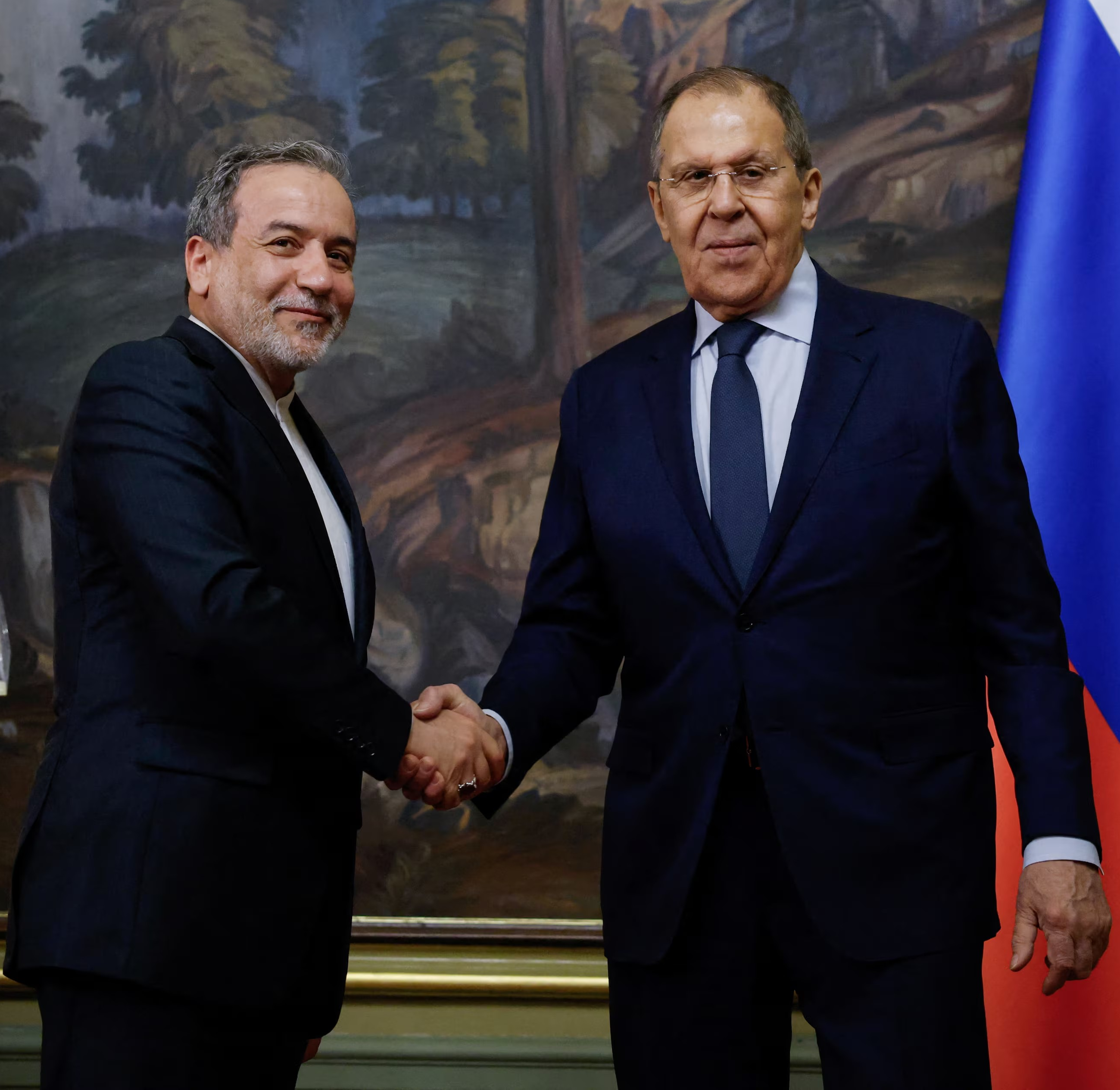 عراقچي او لاوروف د طالبانو او پاکستان ترمنځ د اړیکو پر ترینګلتیا غږېدلي