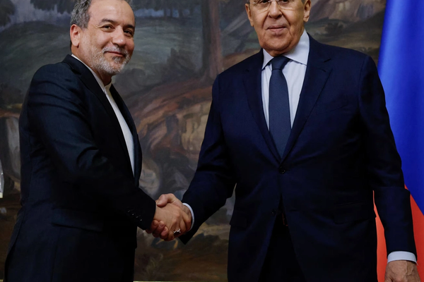 عراقچي او لاوروف د طالبانو او پاکستان ترمنځ د اړیکو پر ترینګلتیا غږېدلي