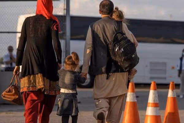 أفغان إيفاك: الحكومة الأميركية تعرض أموالاً على لاجئين أفغان مقابل عودتهم إلى أفغانستان
