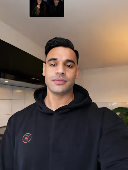 له نوریې د علي بلال ملاتړ؛ هغه افغانه نجلۍ چې د هلکانو په جامو کې یې کار کاوه