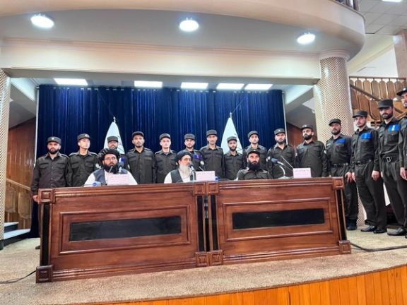 طالبان اعلام کرد که هبتالله آخوندزاده یونیفرم جدید پولیس این گروه را تأیید کرده است