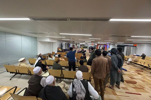 د کام ایر الوتنې د لغو کېدو له امله مساپر د ډیلي په اندراګاندي هوايي ډګر کې پاتې دي