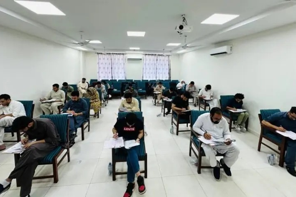 په پاکستان کې افغان محصلان د خپلو زدهکړو د بشپړېدو غوښتنه کوي