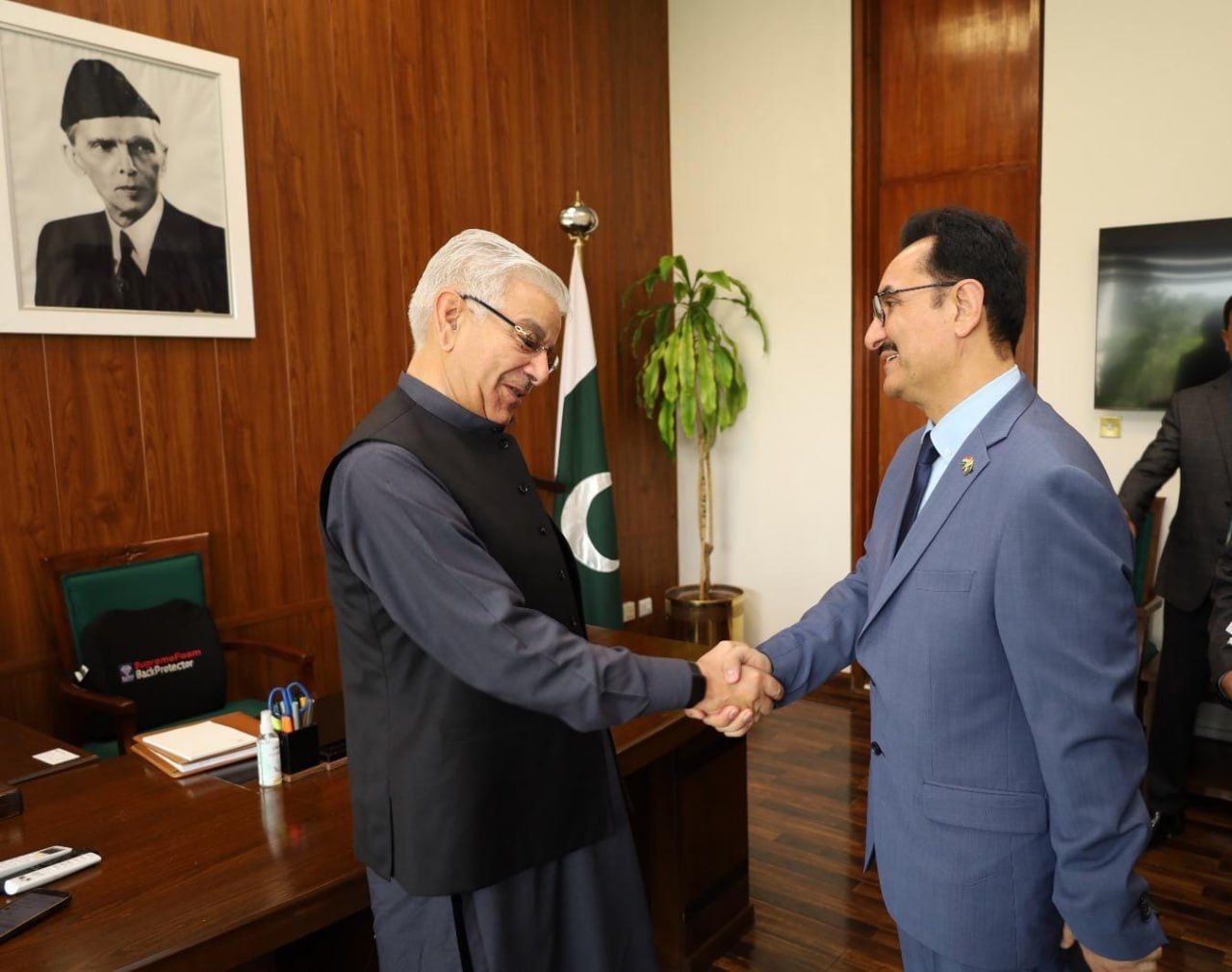 وزیر دفاع پاکستان و سفیر تاجیکستان درباره افغانستان گفت‌وگو کردند