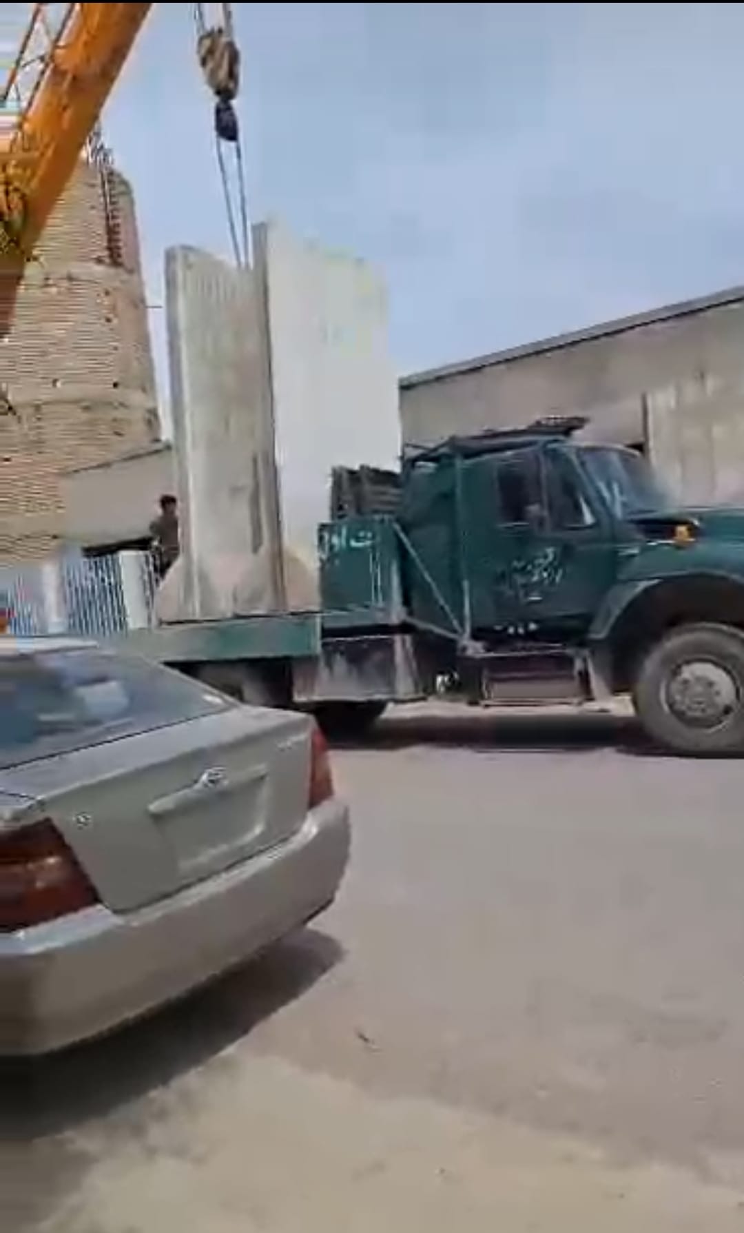 طالبان از ترس حمله داعش به هبت‌الله آخندزاده، در اطراف عیدگاه قندهار دیوار امنیتی ساختند