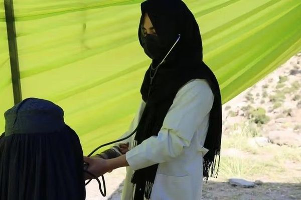 سازمان نجات کودکان: زنان در مناطق زلزلهزده افغانستان در خیمهها زایمان میکنند