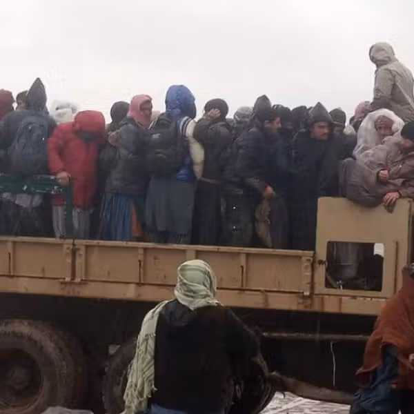 فرار ناکام از فقر و نقض حقوق بشر؛ طالبان صدها جوان را در مرز ایران بازداشت کرد