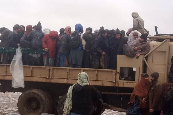 فرار ناکام از فقر و نقض حقوق بشر؛ طالبان صدها جوان را در مرز ایران بازداشت کرد