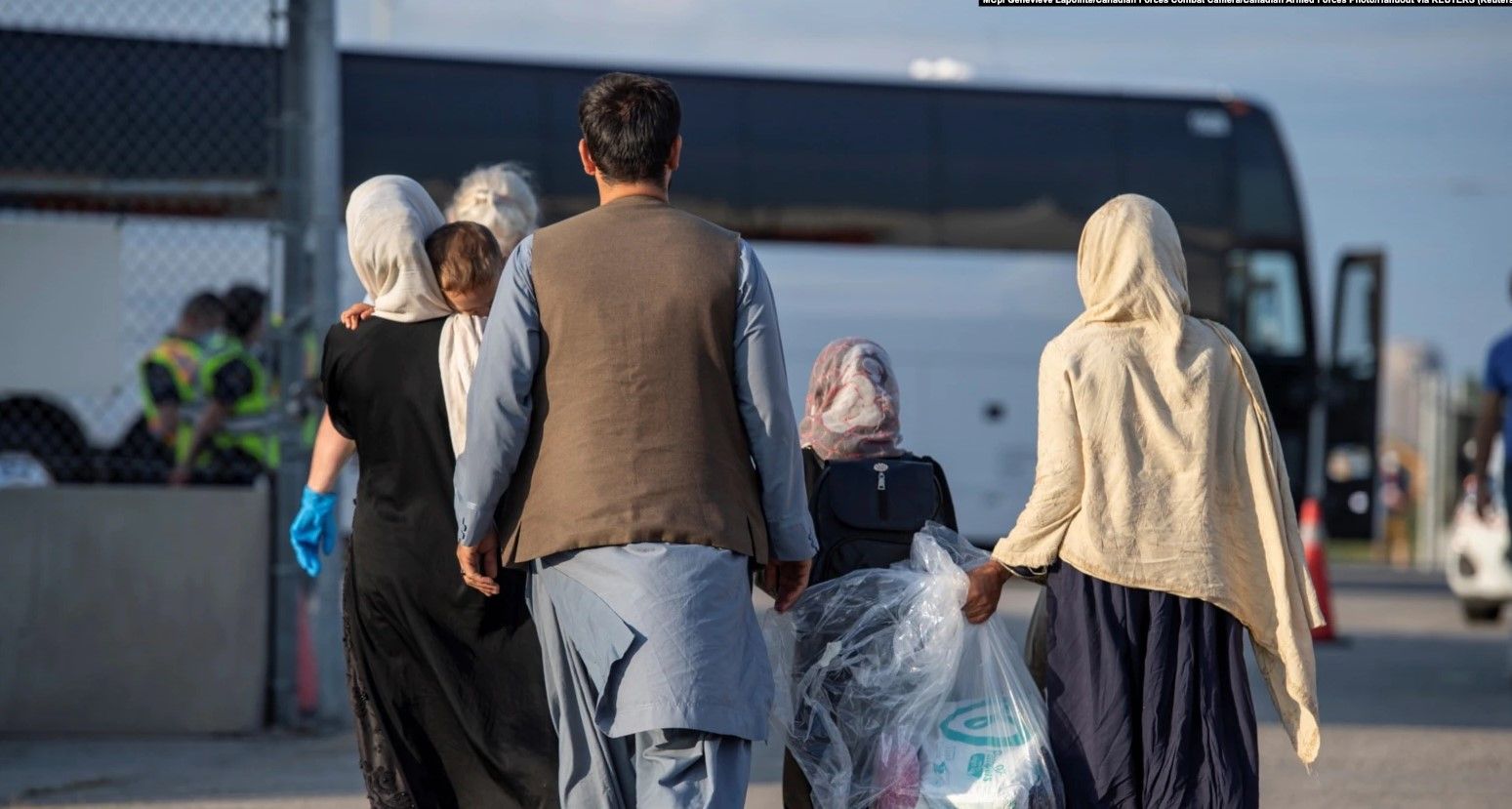 بیش از ۳۰۰ شهروند افغانستان در یک پرواز ویژه از پاکستان به کانادا منتقل شدند