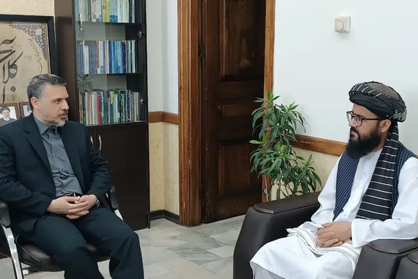 مسؤولو طالبان وإيران يبحثون تسريع نقل السجناء الأفغان