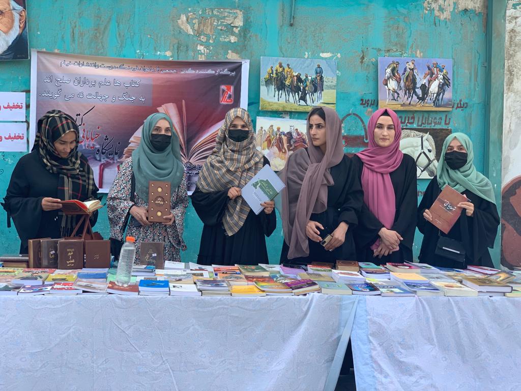 مبارزه در برابر آپارتاید جنسیتی؛ گروهی از زنان خیرخانه نمایشگاه خیابانی کتاب برگزار کردند