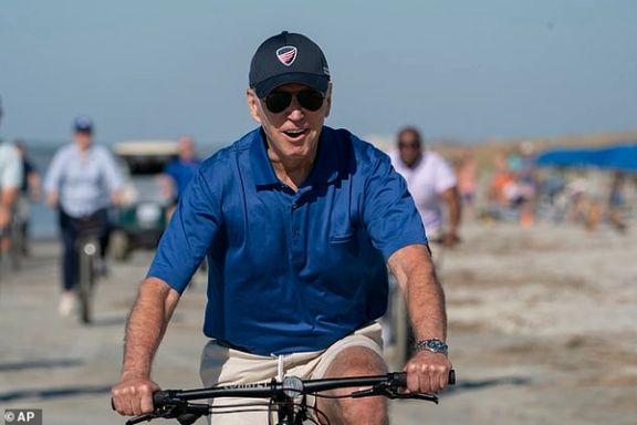 دیلی میل: جو بایدن در سالگرد سقوط کابل به دست طالبان، از دوچرخهسواری در ساحل لذت میبرد