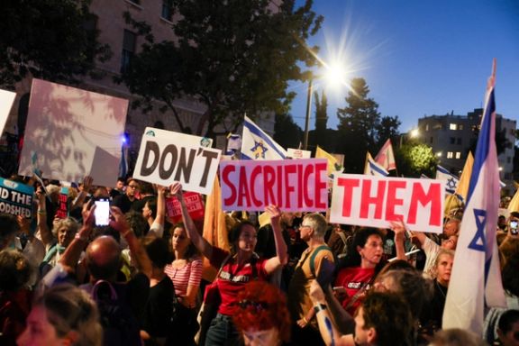 مظاهرة تطالب بالإفراج الفوري عن الرهائن المختطفين