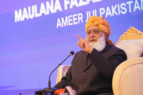 فضلالرحمن در صحن مجلس بهشدت از حکومت این کشور برای پیوستن به هیئت صلح ترامپ انتقاد کرد