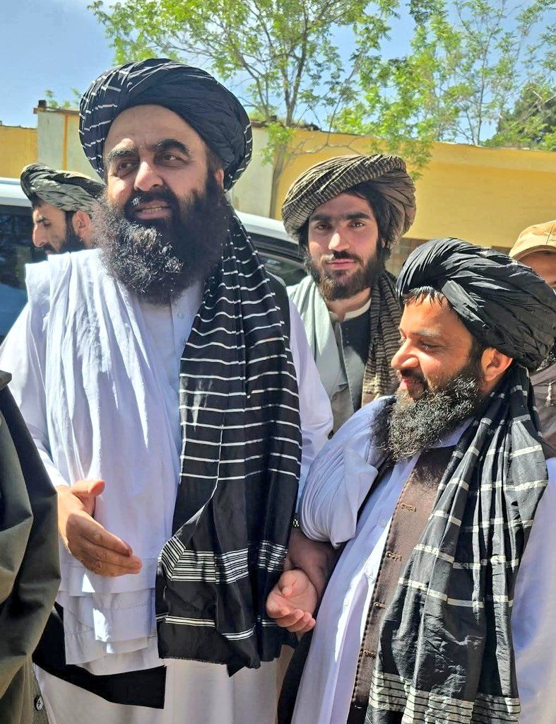 د طالبانو د بهرنیو چارو وزیر د بادغیس ولایت له ځايي چارواکو سره پر اقتصادي پروژو غږېدلی 