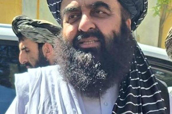 د طالبانو د بهرنیو چارو وزیر د بادغیس ولایت له ځايي چارواکو سره پر اقتصادي پروژو غږېدلی