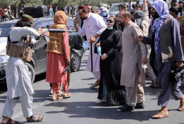 طالبان تطلب من الرجال تسليم النساء "المتمرّدات" إلى المحتسبين