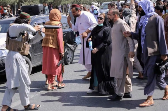 طالبان تطلب من الرجال تسليم النساء "المتمرّدات" إلى المحتسبين