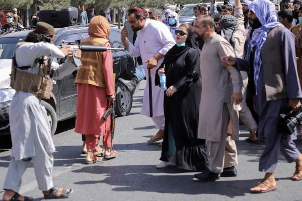 طالبان تطلب من الرجال تسليم النساء "المتمرّدات" إلى المحتسبين