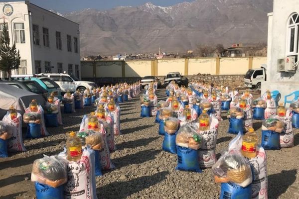 طالبان وایي په پروان او کندوز ولایتونو کې یې له ۲۰۰ اړمنو کورنیو سره مرسته کړي