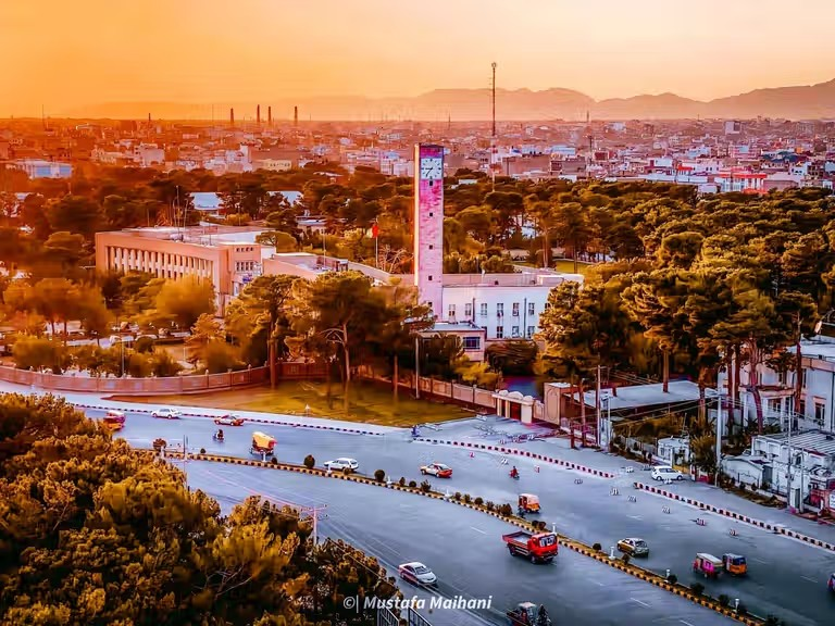طالبان تبحث مع مسؤولين إيرانيين تسهيل إصدار التأشيرات