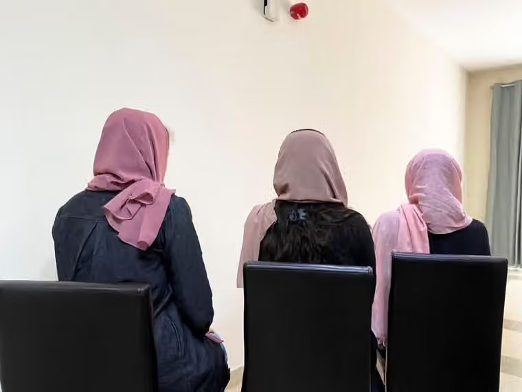 الإقصاء الممنهج للنساء من النظام القضائي في أفغانستان يؤدي إلى حرمانهن من العدالة
