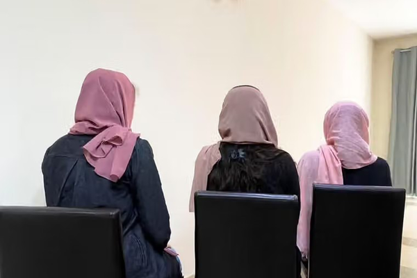 الإقصاء الممنهج للنساء من النظام القضائي في أفغانستان يؤدي إلى حرمانهن من العدالة
