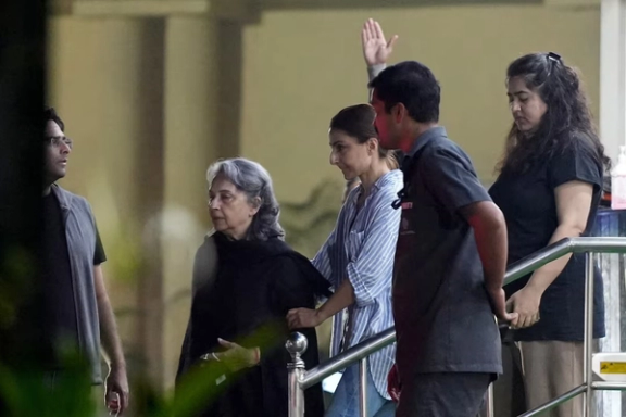 د سیف علي خان مور شرمیلا ټاګور او خور سوها علي خان له ممبۍ لیلاوتي روغتون څخه د وتلو په حال کې