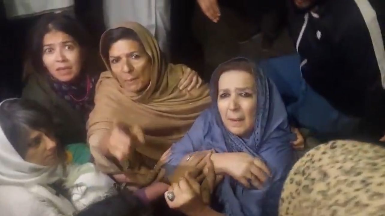 د پاکستان پولیسو د عمران خان درې خویندې او د تحریک انصاف ګوند لسګونه غړي ونیول