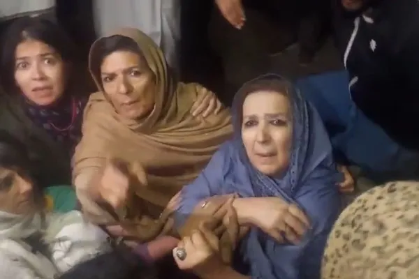 د پاکستان پولیسو د عمران خان درې خویندې او د تحریک انصاف ګوند لسګونه غړي ونیول