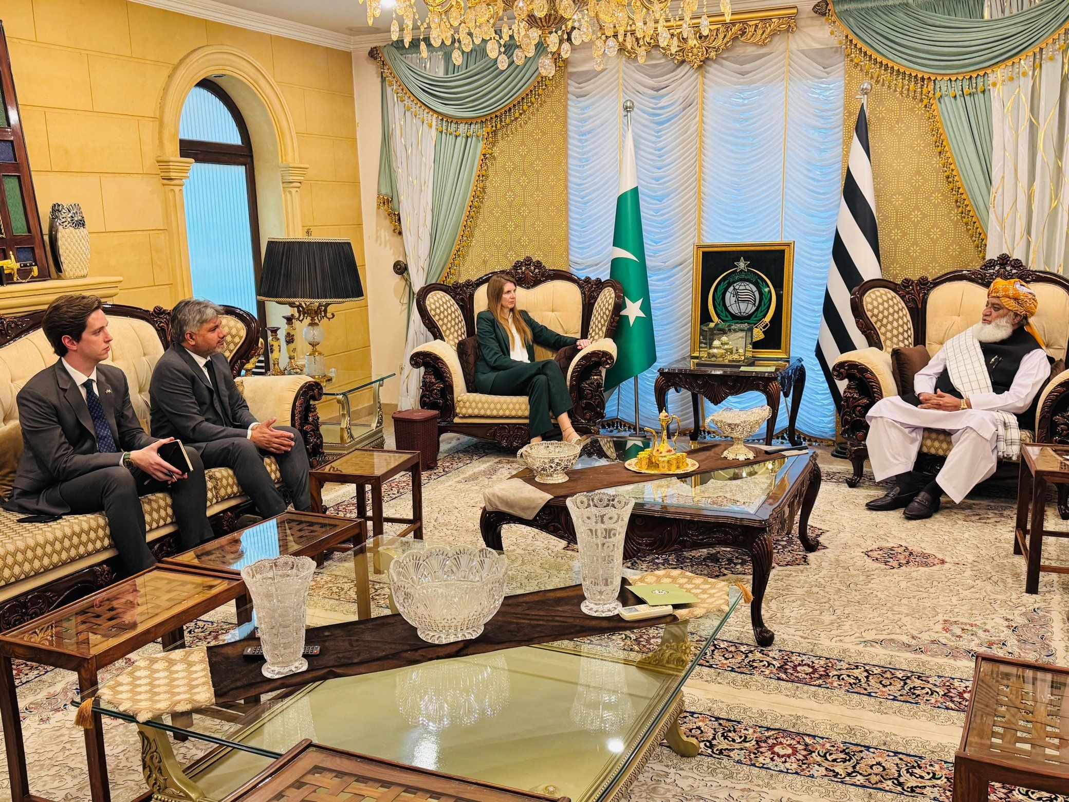 مولانا فضل‌الرحمان د برېتانیا له سفیرې سره د سیمې د امنیتي وضعیت په اړه خبرې وکړې