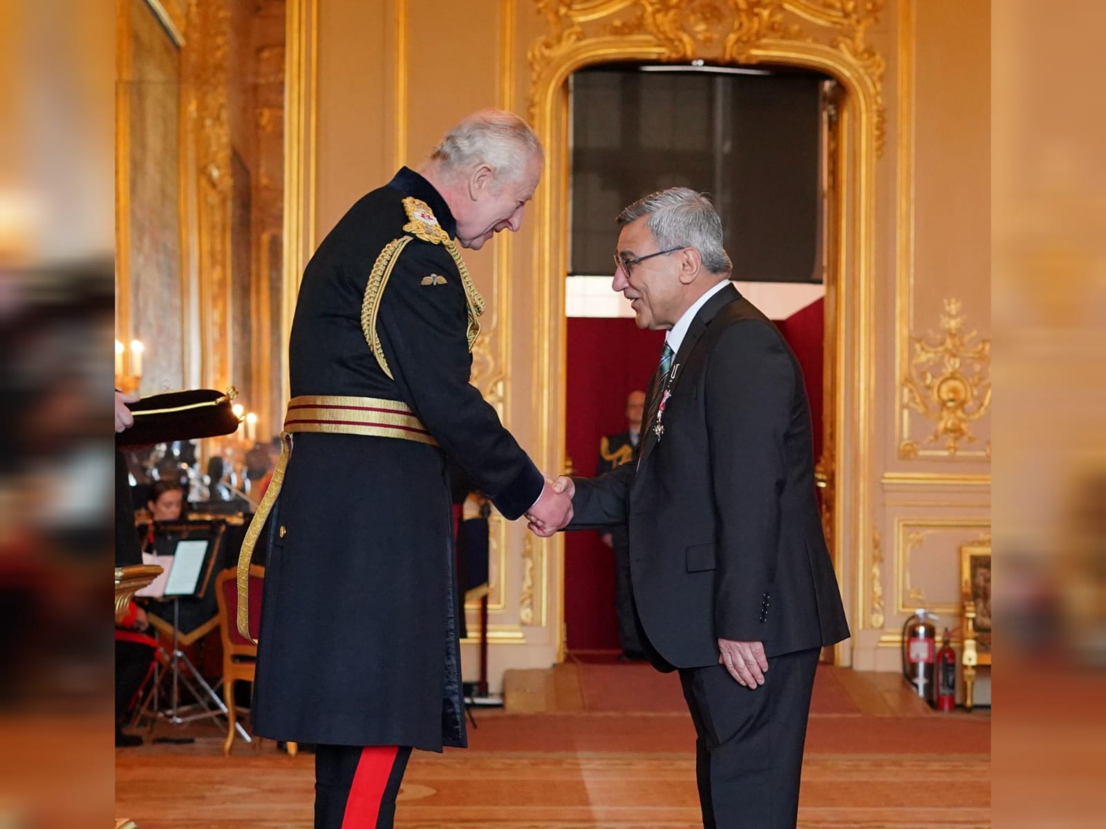 مهاجری از افغانستان، از پادشاه بریتانیا نشان عالی سلطنتی دریافت کرد