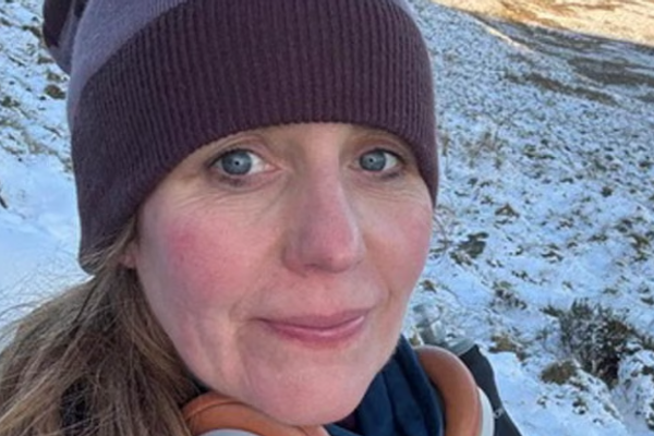 د افغان نجونو ملاتړې منډه وهونکې برېتانیایۍ د مرګ له ګواښونو وروسته له سیالۍ اېستل شوې