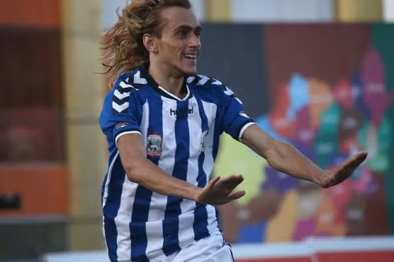 در پی گزارش افغانستان اینترنشنال؛ رئیس تربیت بدنی طالبان به فوتبالیست افغان وعده کار داد