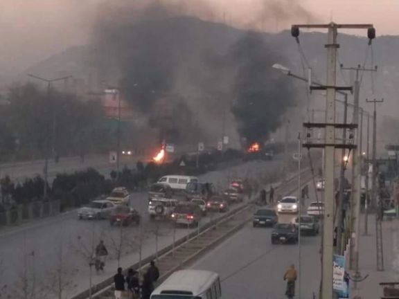 تصویر حمله انتحاری طالبان بر موتر حامل کارمندان موبی گروپ در جاده دارالامان