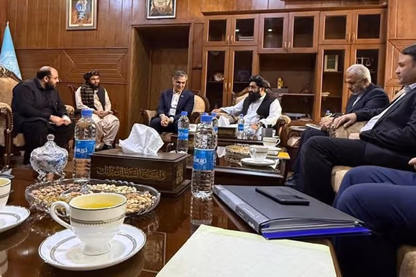 مقامهای ایران و طالبان درباره ایجاد شعبه بانکهای افغانستان در دوغارون گفتوگو کردند