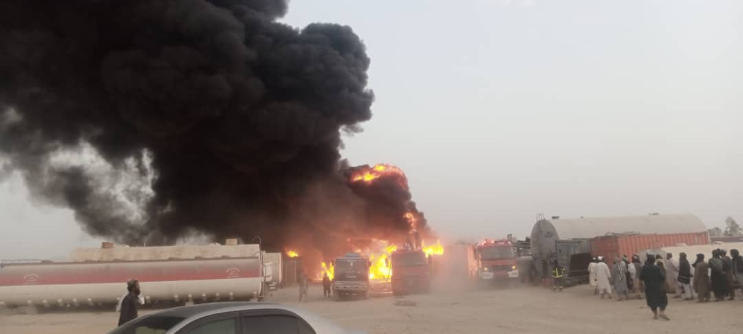 دفتر والی طالبان در قندهار از مهار آتش‌سوزی در ذخیره‌گاه سوخت این ولایت خبر داد