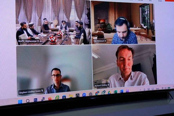 طالبانو د برېتانیا له ځانګړي استازي څخه د روغتیا په برخه کې د لازیاتو مرستو غوښتنه کړې