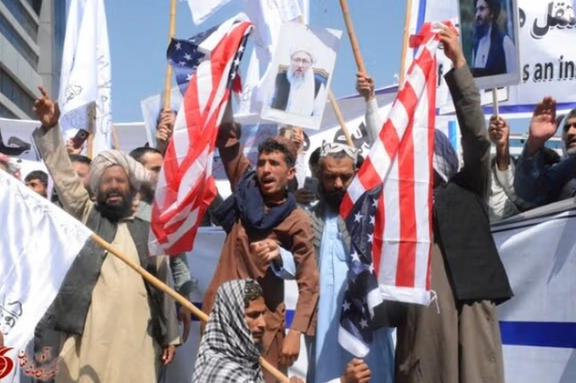 مؤيدو طالبان في كابل أحرقوا العلم الأميركي مراراً خلال السنوات الأربع الماضية