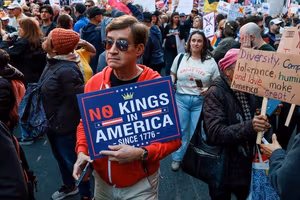 معترضان در سراسر امریکا با شعار «نه به پادشاه» علیه دونالد ترامپ تظاهرات کردند