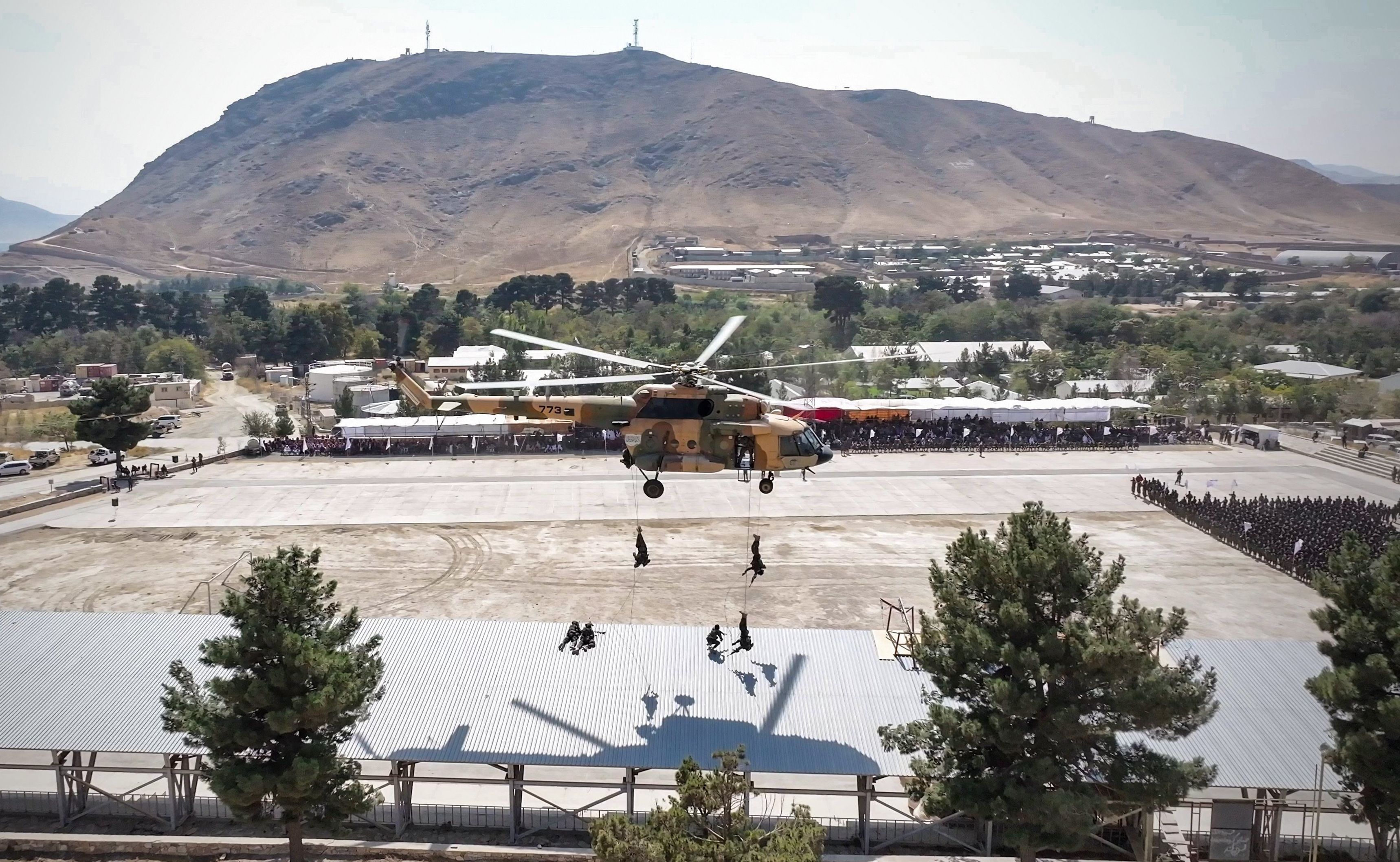 طالبانو ته د افغانستان د مخکینۍ ملي اردو ور پاتې یوه چورلکه د تمریناتو په حال کې