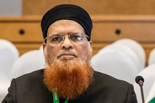 مفتي عثماني: په پاکستان کې روان ترهګریز بریدونه د بهرنیو ځواکونو له ملاتړ پرته ناشوني دي