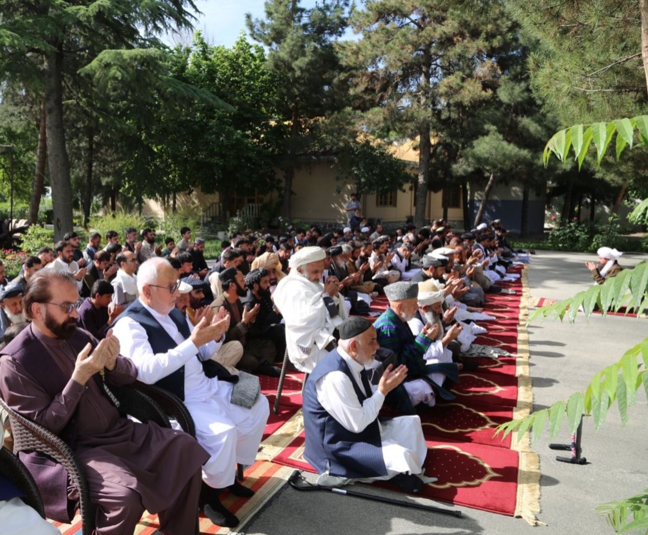 حامد کرزی نماز عید را جدا از طالبان ادا کرد
