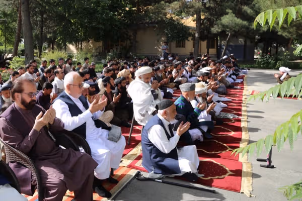 حامد کرزی نماز عید را جدا از طالبان ادا کرد