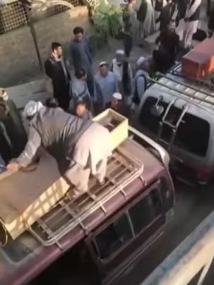 د افغان کارګرو جنازې چې دایکندي ته لېږدول کېږي 