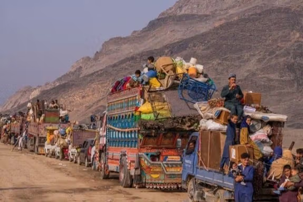 په سیمه کې د روان کړکېچ په لړ کې؛ له ایران او پاکستان نه ۷۵ کورنۍ افغانستان ته ستنې شوې