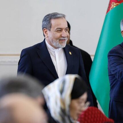 وزیر خارجه ایران: بدون همکاری کشورهای همسایه، صلح در افغانستان ممکن نیست