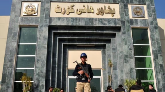 د پېښور محکمې د جعلي افغان تابعیت کارت لرونکي پاکستاني وګړي ته د پېژندپاڼې ورکولو امر کړی