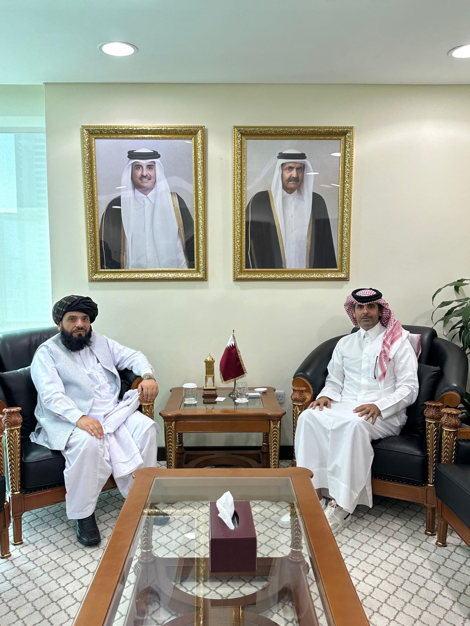  سهیل شاهین د قطر د بهرنیو چارو وزیر له ځانګړي استازي سره پر دوه اړخیزو اړیکو غږېدلی